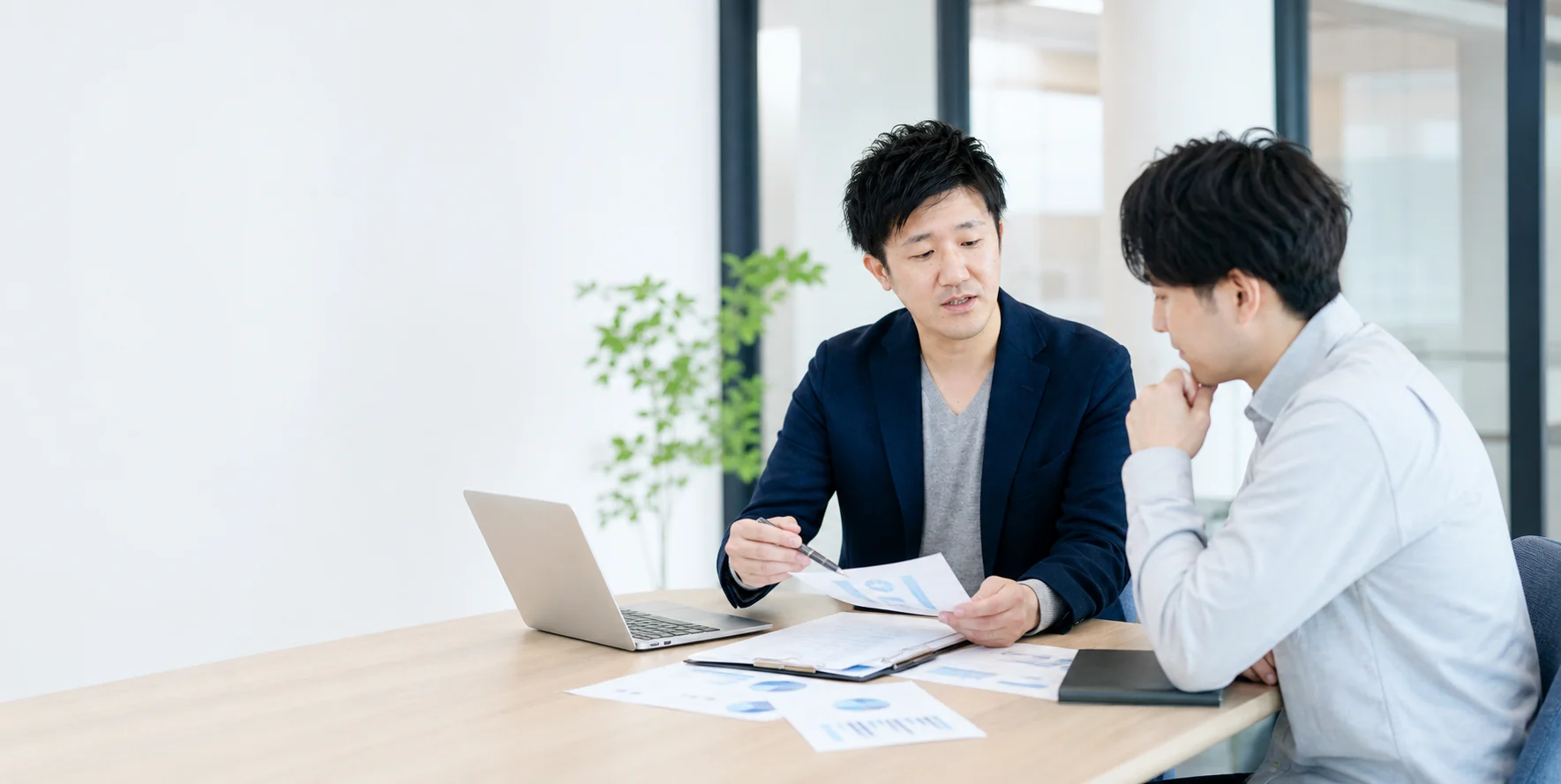 会計資料を見ながら相談する税理士と経営者のイメージ写真